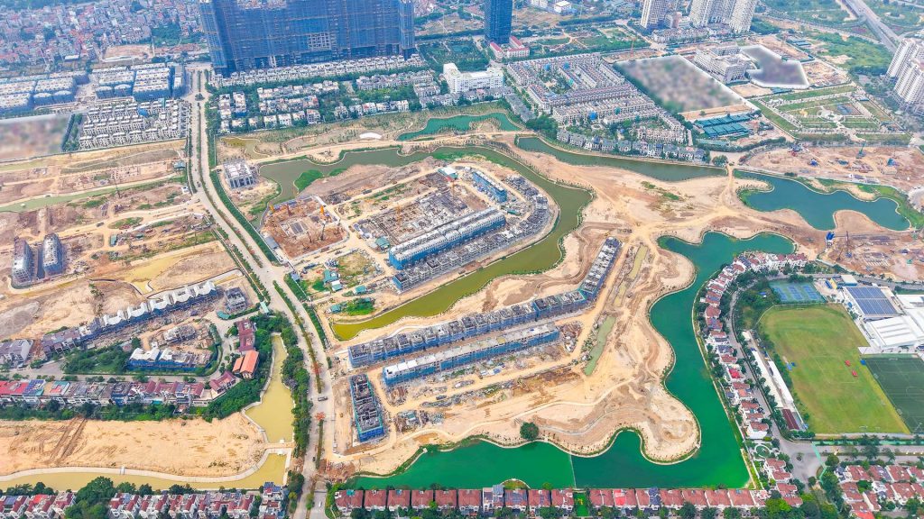 Tiến độ thi công công viên trung tâm 66ha tại dự án The Windsor. Đã tạo xong cos đường bao, đang tiến hành san lấp mặt bằng để chuẩn bị trồng cây phủ xanh và lắp đặt thiết bị.