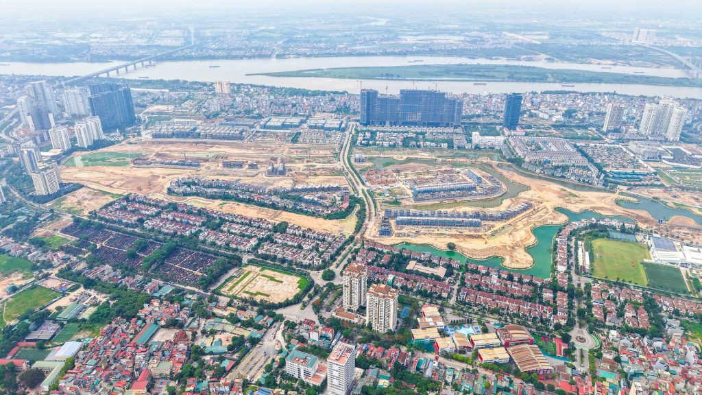 Toàn cảnh tiến độ thi công dự án biệt thự đảo The Windsor Ciputra nhìn từ flycam. Hạ tầng giao thông, hồ điều hòa và các phân khu đang được triển khai đồng bộ, tấp nập.